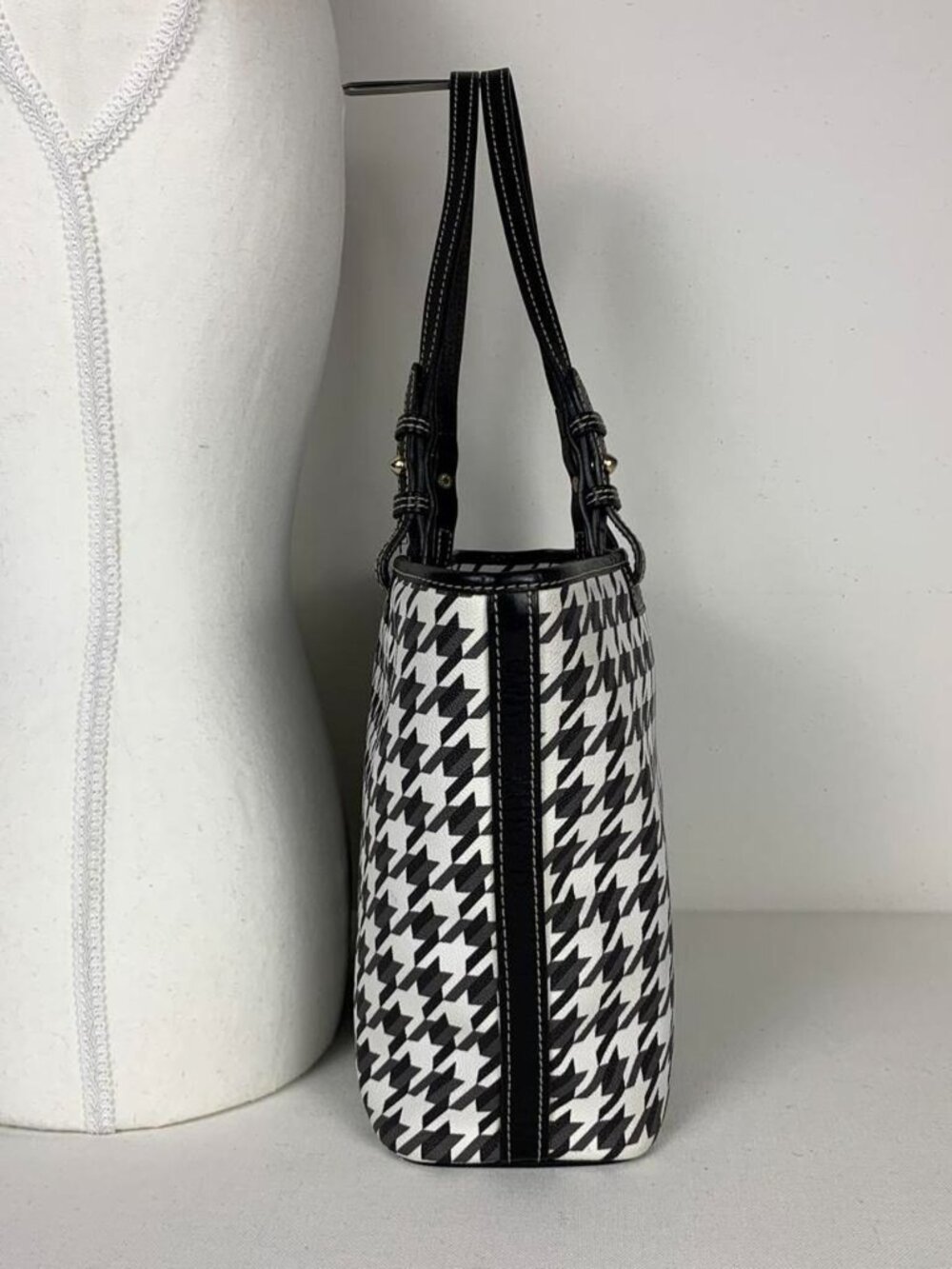 Good condition • Dooney & Bourke - Picture 3 of 8